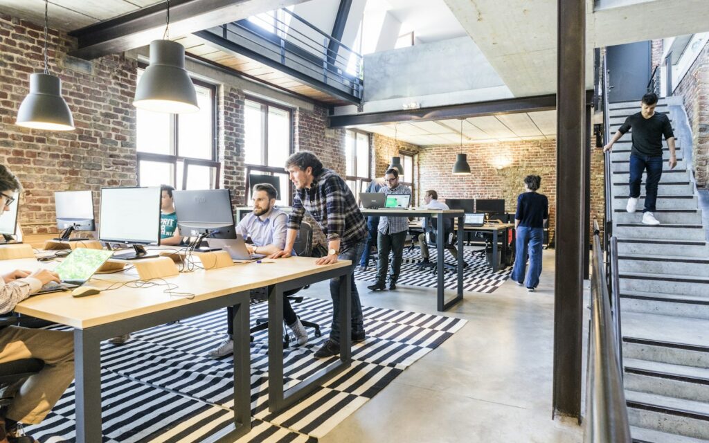 Espacio de trabajo compartido con mesas y personas trabajando