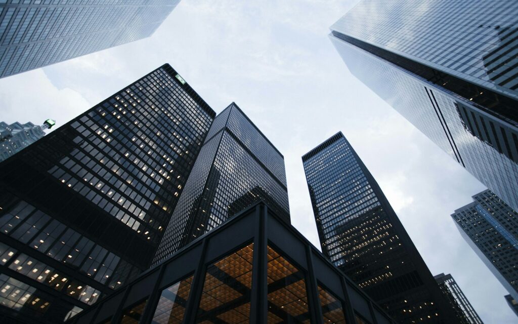 Edificios de oficinas vistos desde abajo
