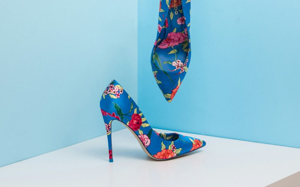 Zapato de tacón estampado sobre fondo azul