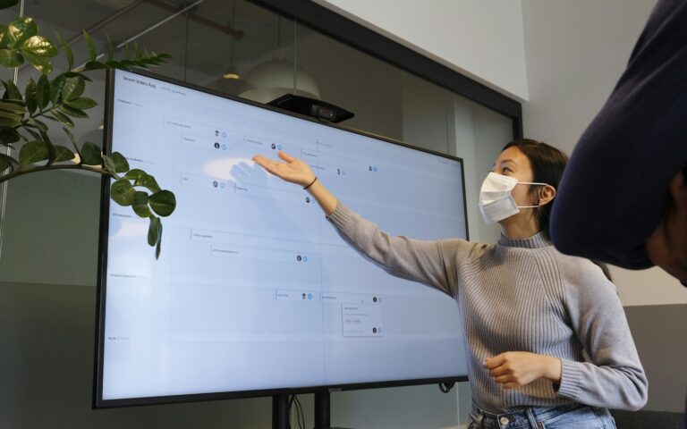 Profesional explica datos en una pantalla durante una reunión