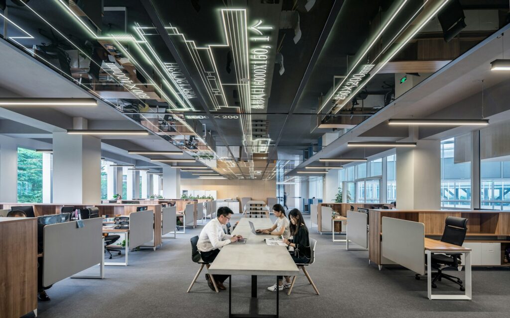 Vaste bureau paysager avec des tables de travail