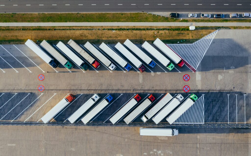 Rekkoja logistiikkakeskuksessa ylhäältä nähtynä