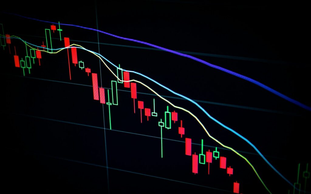 Gráfico de velas con tendencia bajista en una pantalla
