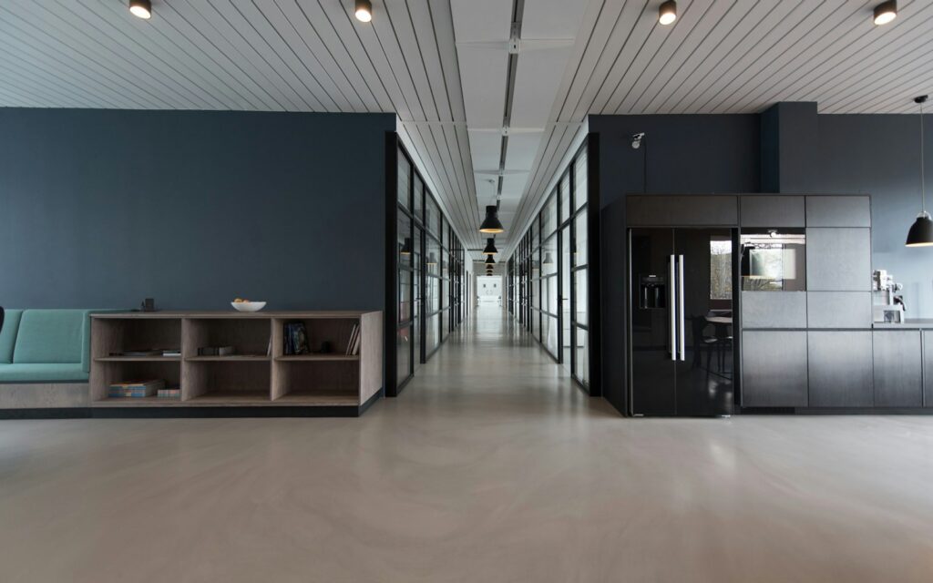 Pasillo de oficina moderna con paredes de cristal