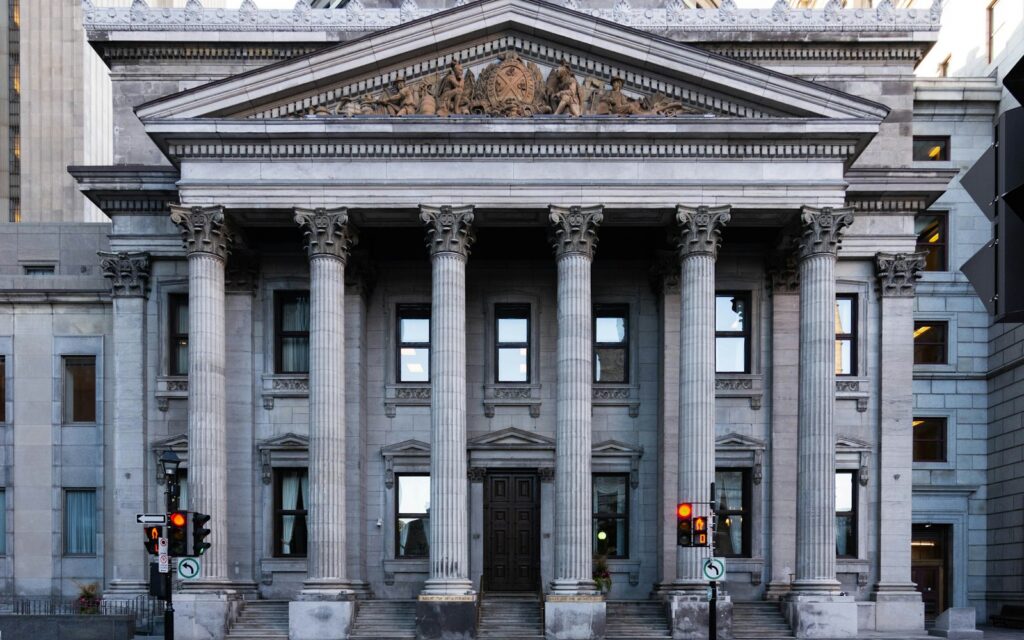 Fachada neoclásica con columnas de un edificio institucional