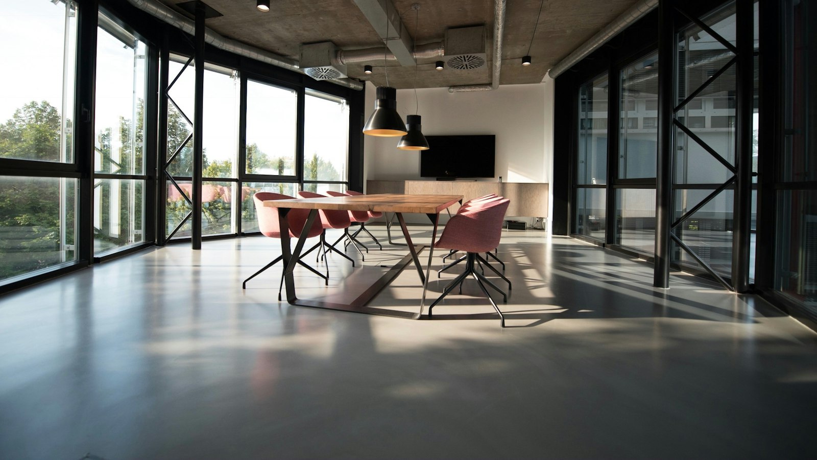 Espacio de oficina diáfano con puestos de trabajo y luz natural