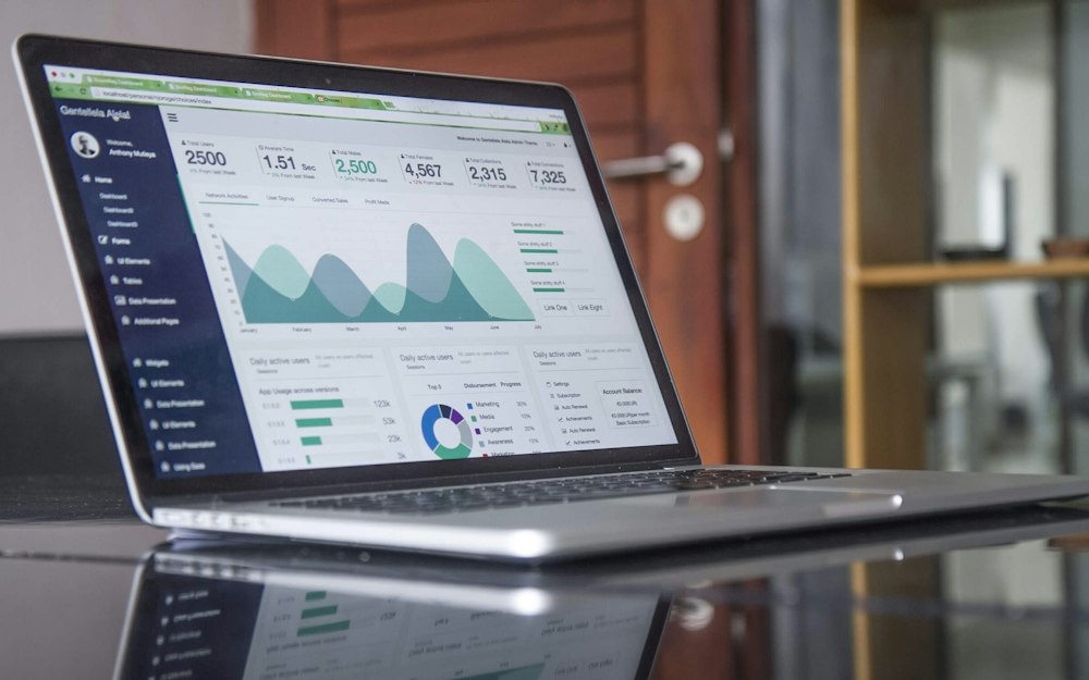 Gráficos financieros en la pantalla de un portátil