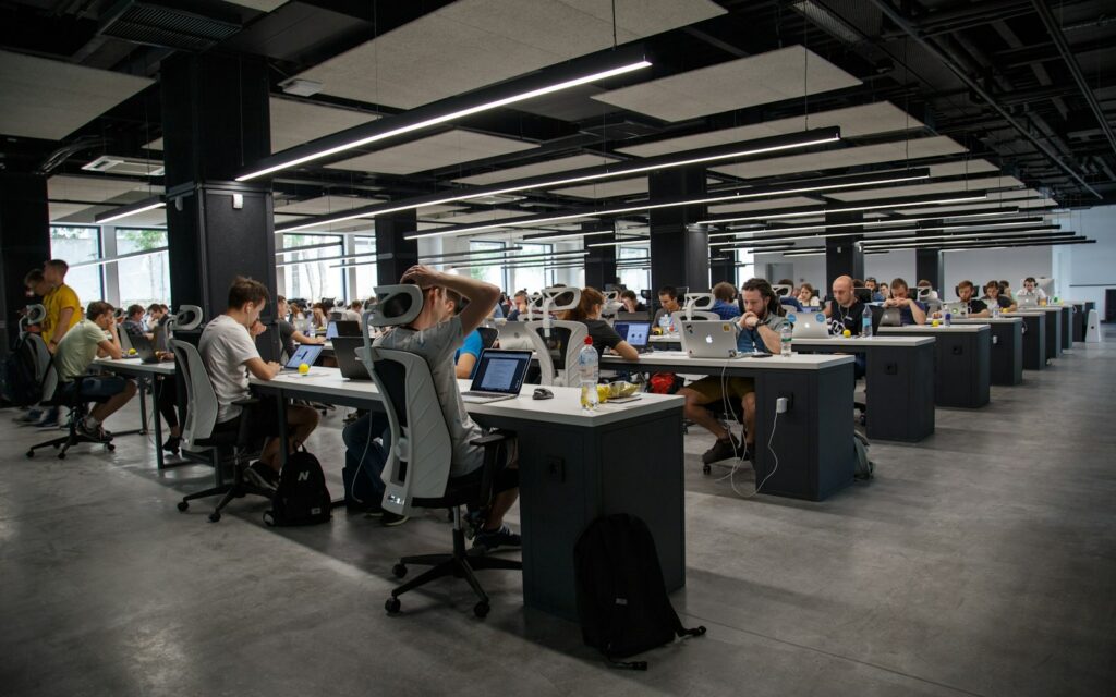 Ruim kantoor met werkplekken en computers